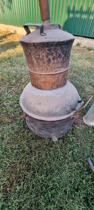 Două cazane de cupru vechi făcute manual