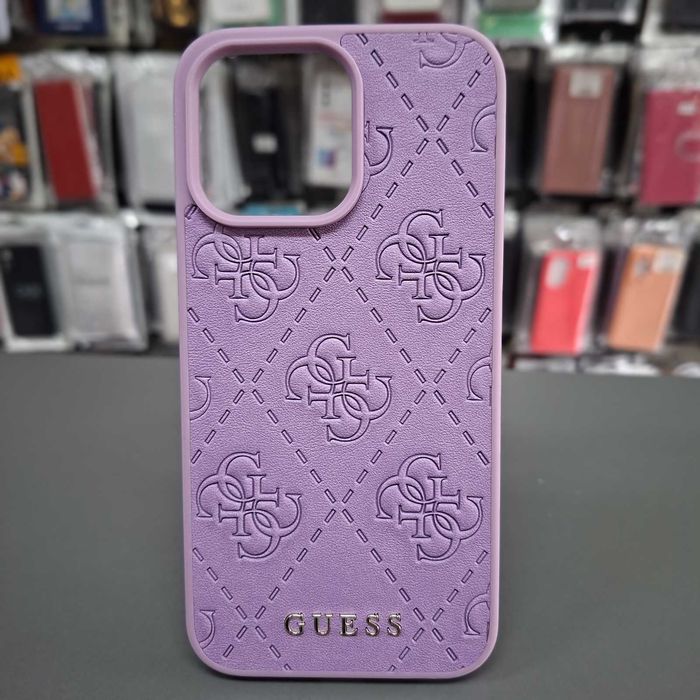 Оригинален кейс GUESS за iPhone 15 Pro Max в лилав цвят с лого за айфон 15 про макс