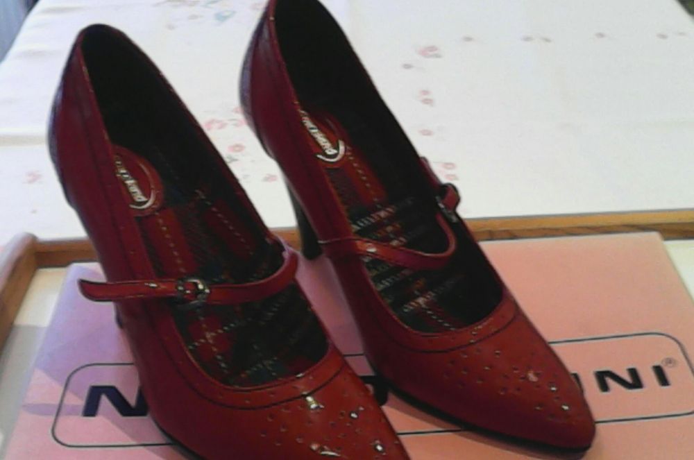 Vand pantofi culoare rosu .