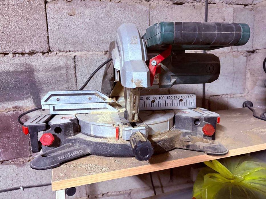 Пила торцовочная Metabo KS 216 M