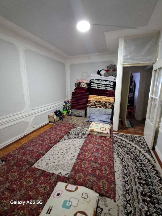 Mikrarayon 1/3 dan 4 etajli domni 3 etajida 2 xonali dom sotiladi.