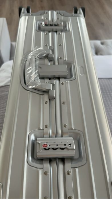 Чемодан в размере L из прочного алюмения.