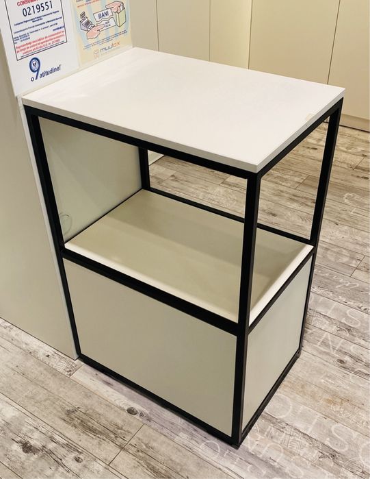 Mobilier showroom haine si manechin