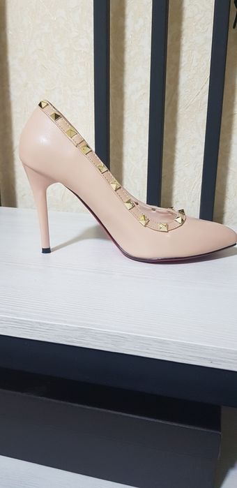 Кожаные модные туфли почти новые