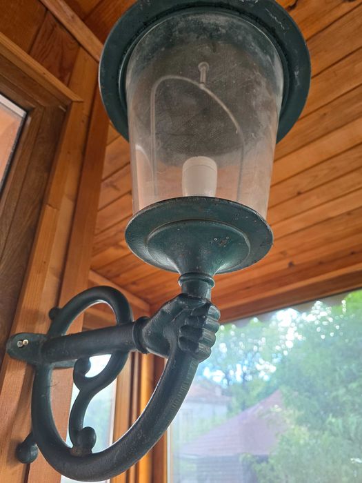 Продавам стара стенна лампа.