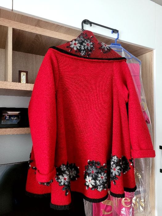 Cardigan rosu din lână cu motive florale