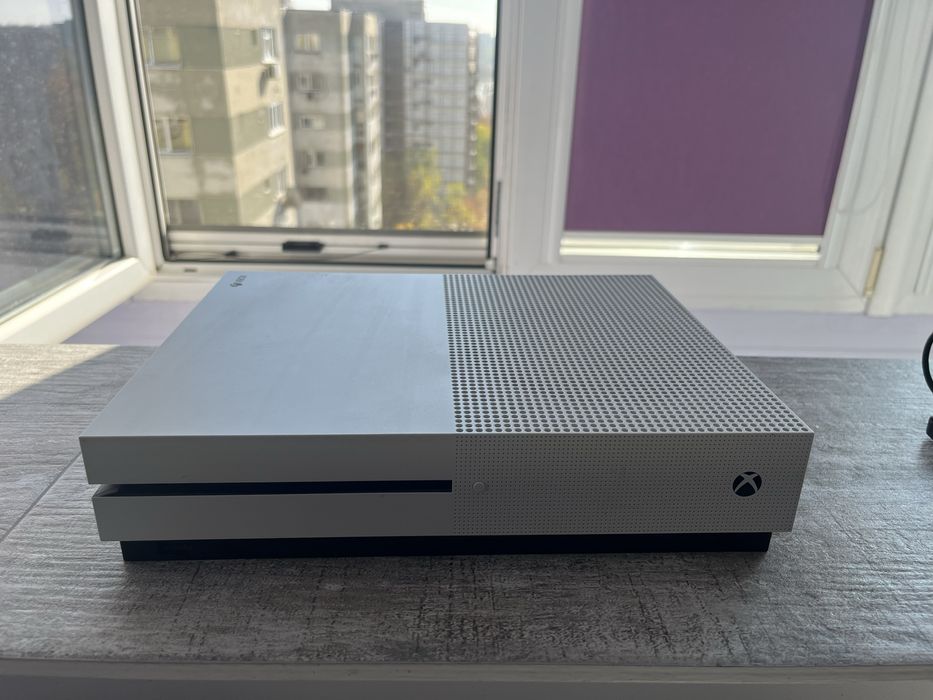 Xbox One S ( 500 GB) citiți descrierea!