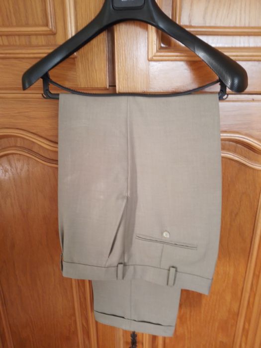 Vând costum bărbătesc