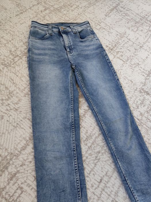 Продам джинсы на девочку 10 лет