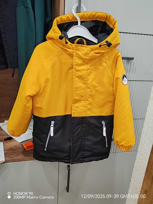 Продам осеннюю куртку для мальчика