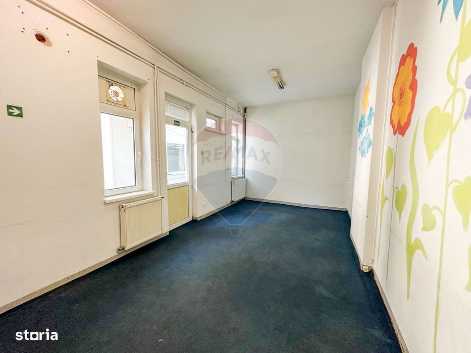Spatiu comercial | doua cladiri, curte proprie | 300 mp |