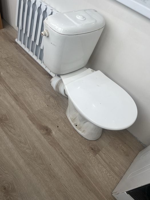 Унитаз с бочком в рабочем состоянии