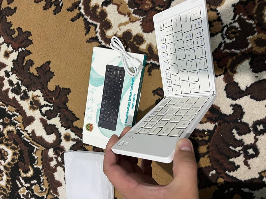 Bluts klaviatura. Kompaktniy va qimmatbaxo. Olib yurishga qulay. 2 ta