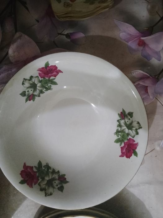 Продаю тарелки мелкие 16, глубокий 12, суповые 3, салатницы