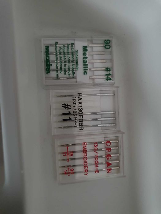 Masina de brodat Brother VR cu masa Brother, soft, accesorii