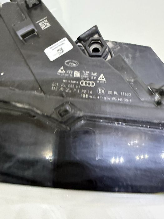 Десен фар Audi A8 D5 2018-2021 LED Xenon 4M0941006B оригинал 4M0907397AA