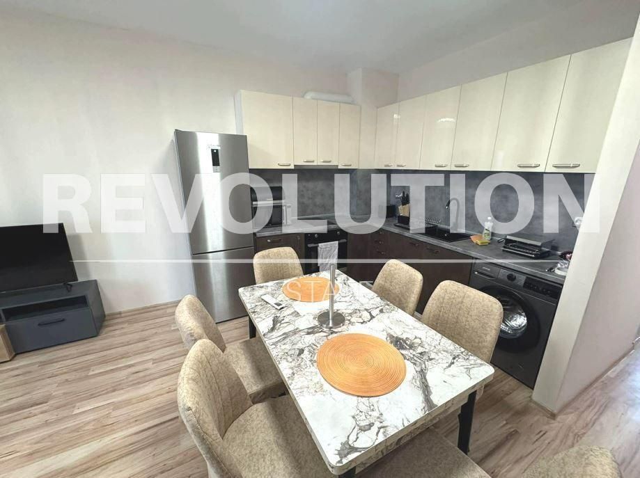 Дава се под наем Двустаен апартамент в Варна, Трошево - 65 кв.м за 648.21 € - Снимка #1