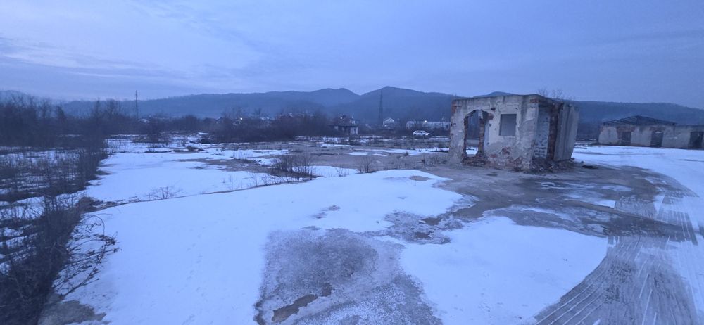 Inchiriez teren betonat