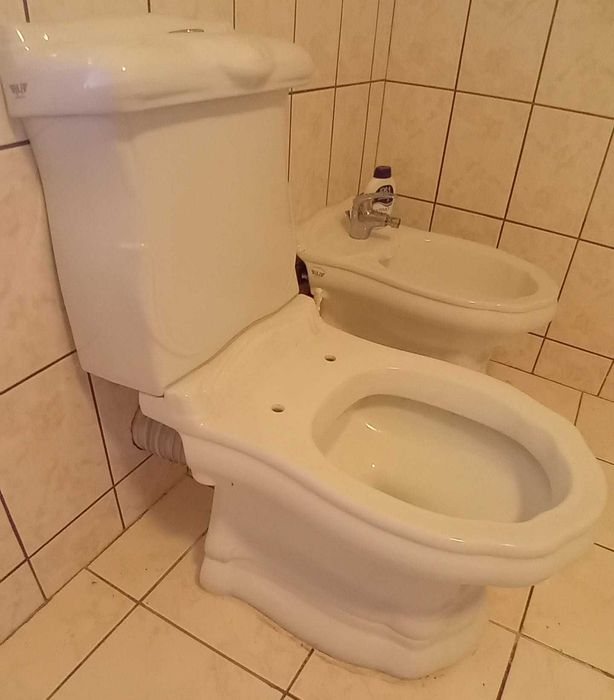 Set sanitari Italia: bideu, wc cu caseta și chiuveta cu picior