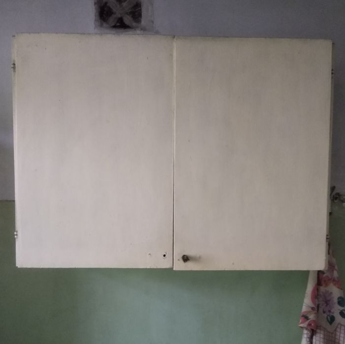 Старенькая кухня из трёх предметов