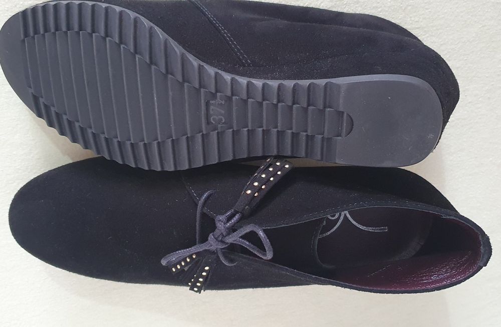 Vând  ghete damă  piele întoarsă.