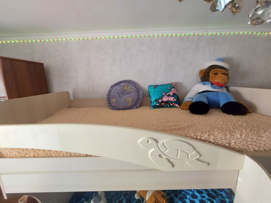 Продаю двух ярусную кровать