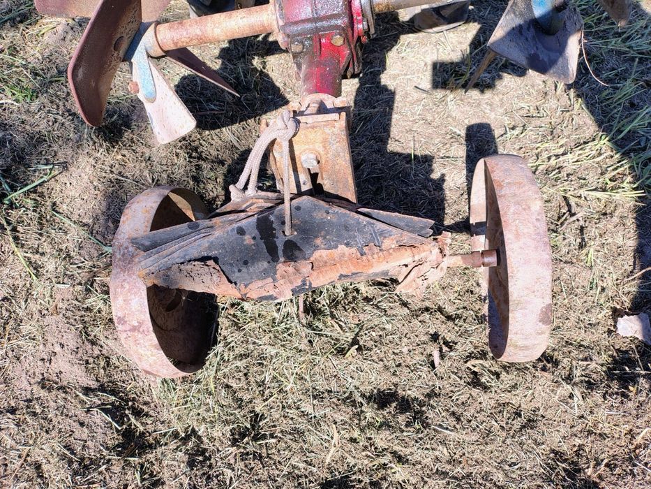 Motocultor cu plug rotativ reversibil