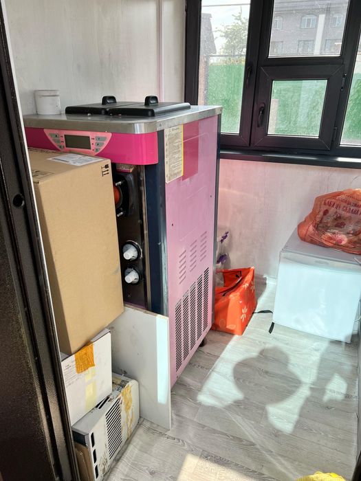 киоск с аппаратом для мороженного