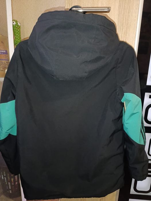 Продам куртку детскую