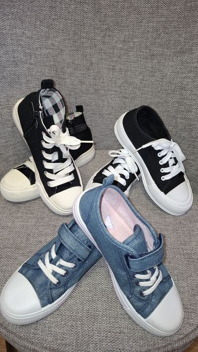 Lot teniși, pt fete,cu adeziv si șiret,in stare foarte buna