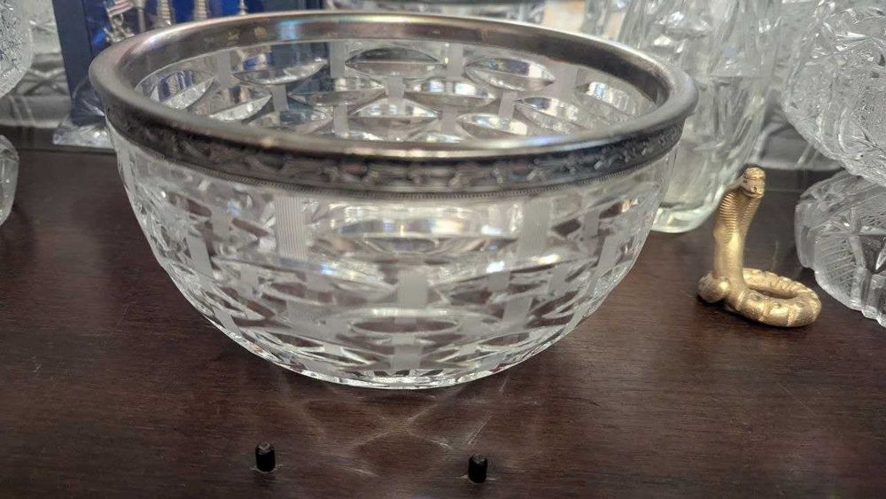 продам 3 хрустальные вазочки с мельхиоровым ободком