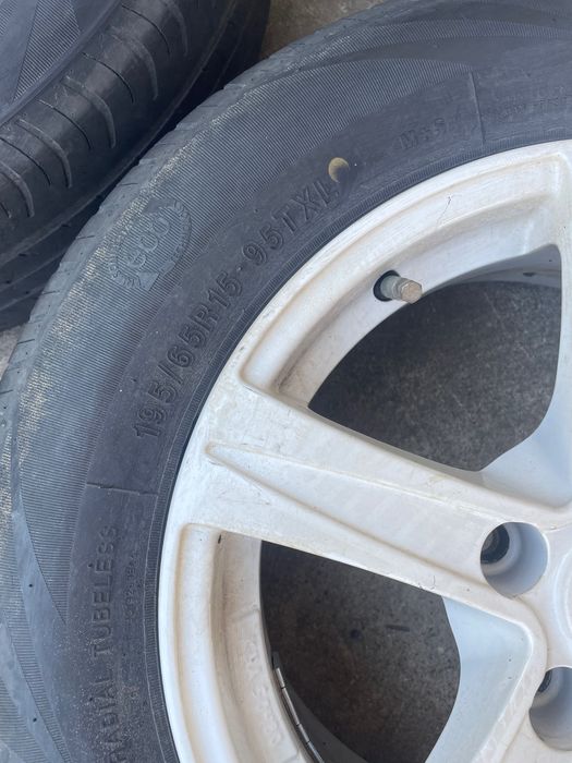 Продам резину с дисками 195/65 R15
