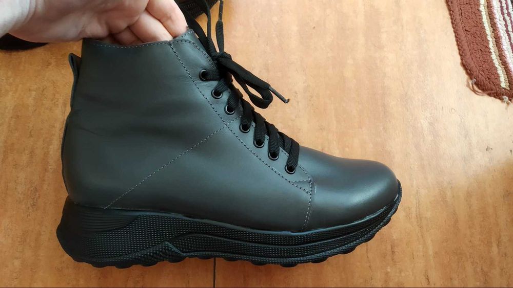 Нови спортни боти естествена кожа 38 номер