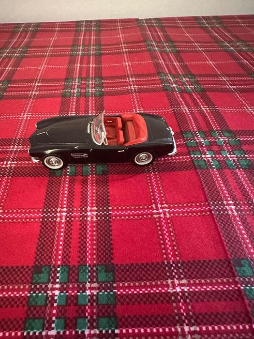 BMW 507, model 1957, metalic, în stare bună.