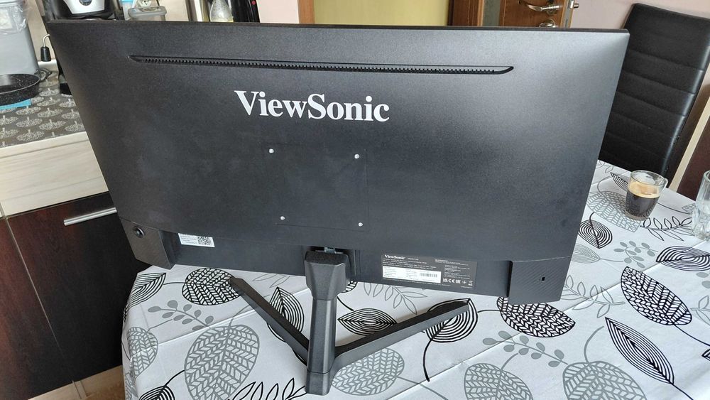 Геймърски компютър с монитор