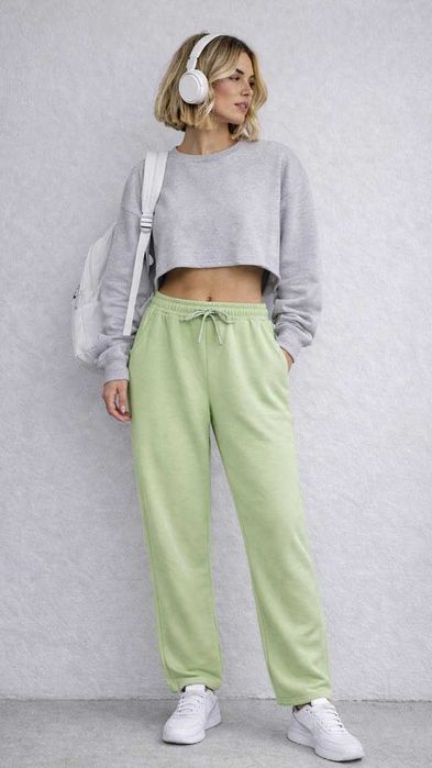 комплект с качулка удобен – перфектен за ежедневието,