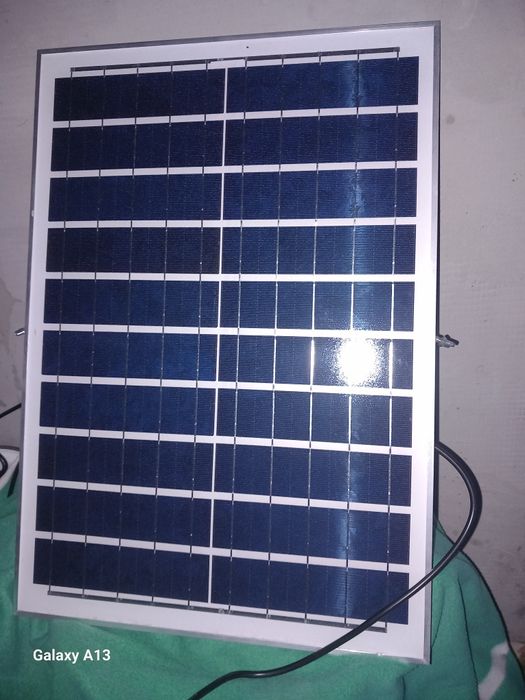 Cameră de supraveghere cu panou solar și cu proiector de lumini