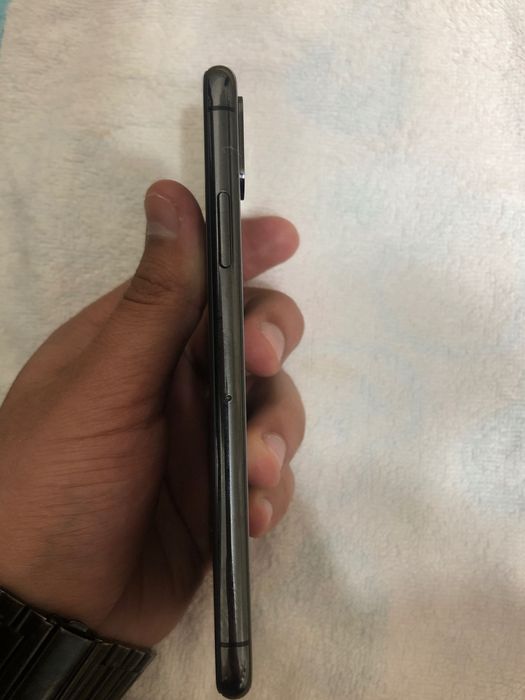 iPhone Xs 64gb, korobka dokument bor, orqa oldi kamera ishlamidi.