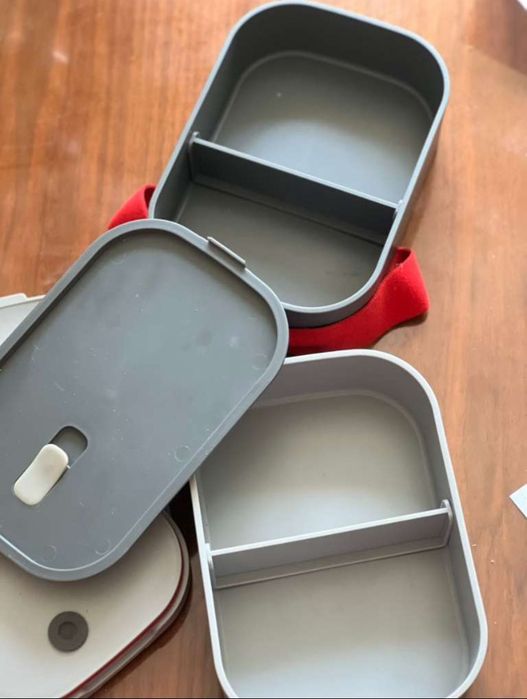 Lunch Box Bento  2 Nivele – Ca Nouă, Ideală pentru Prânz sau Picnic