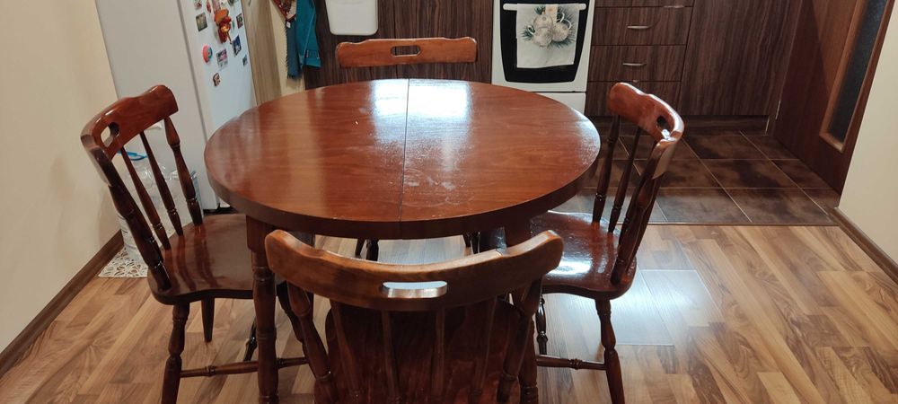 Трапезна разтегателна маса с четири стола.