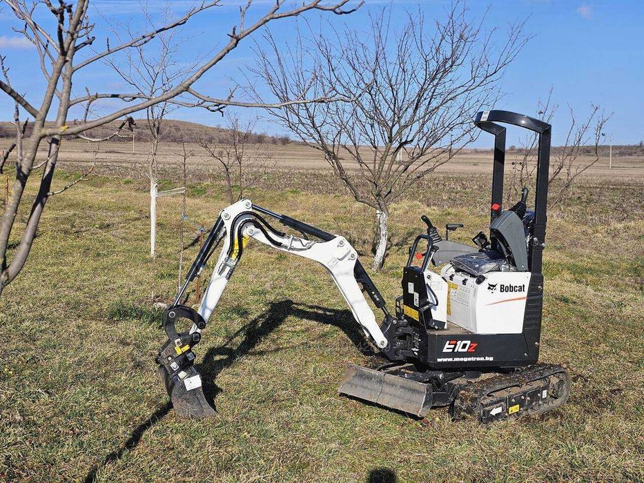 Компактен Мини Багер БОБКАТ 1.2 тона за извършване на услуги