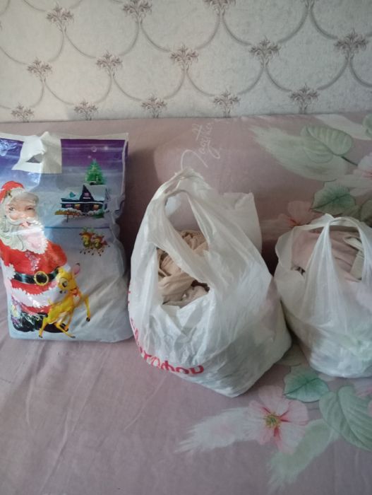 Отдам три пакета детских вещей