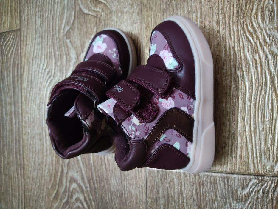 Продам детские ботинки