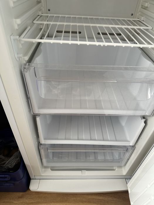 Indesit морозильник не морозит и шумит бу