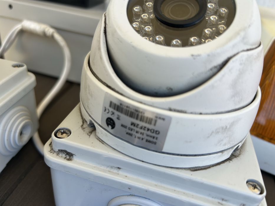 Sistem alarma cu 2 camere si 3 senzori interior