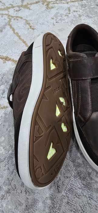 Продам мужские кроссовки