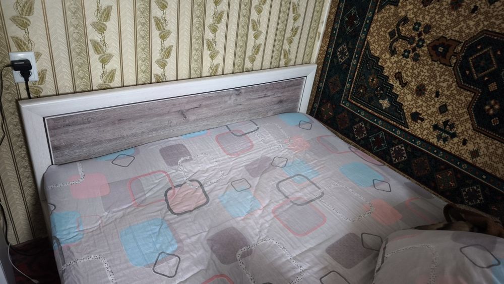 Продам двух спальную кровать.