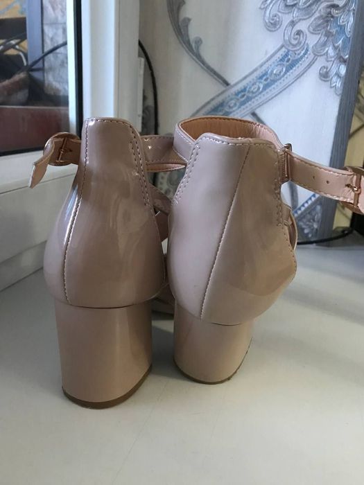 Ayollar tuflisi sotiladi