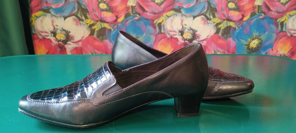 Туфли кожанные, черного цвета, с лакированной вставкой