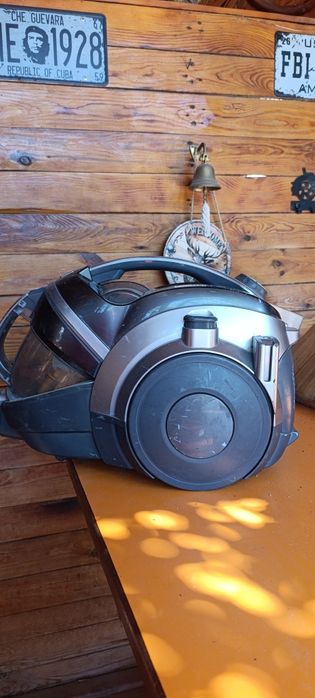 Пылесос LG 1800 W